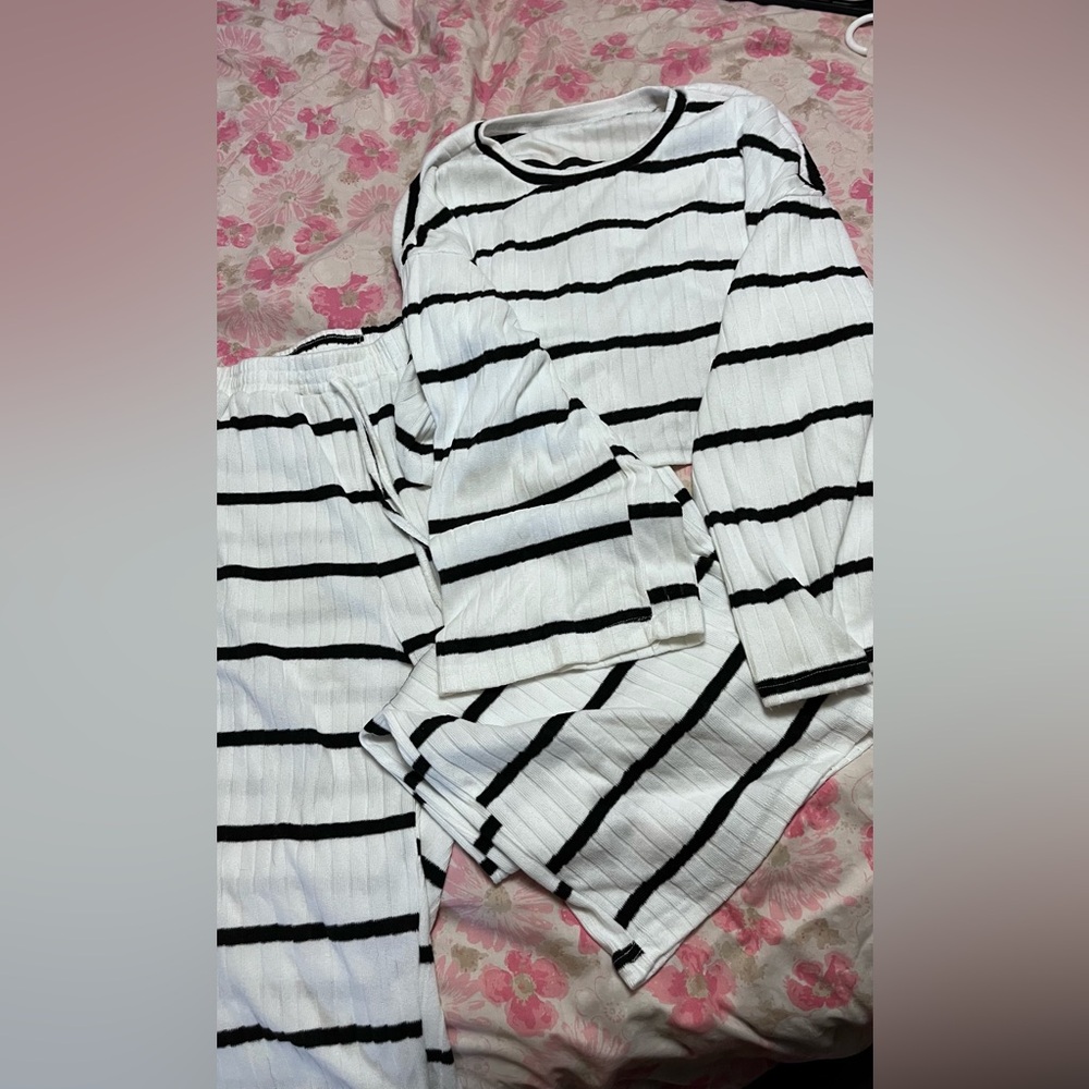 1x Striped Black and White Loungewear Set